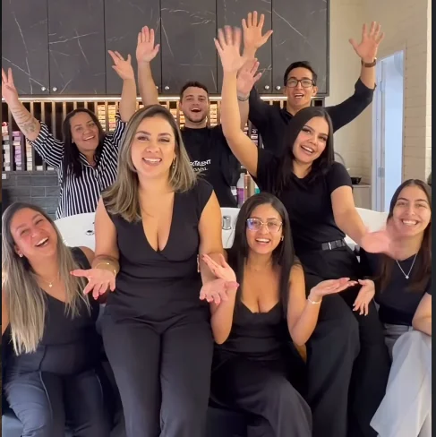 Equipe do salão reunida, comemorando