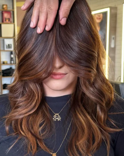 Cliente de cabelo longo escuro, de frente