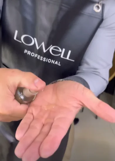 Profissional segurando o frasco de produto usado no atendimento
