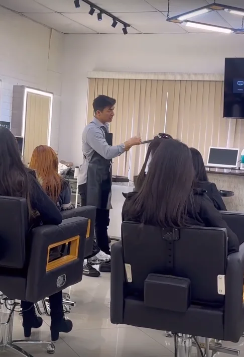 Daniel Campos demonstrando uma técnica para uma turma pequena no salão